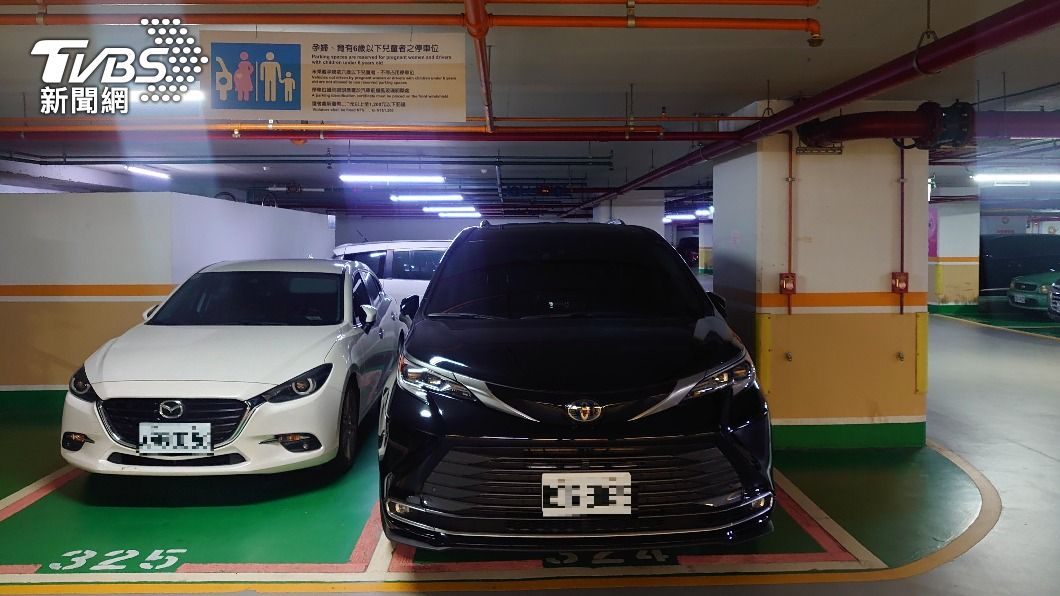黑色轎車為民進黨台北市長候選人林佳龍座車,被爆占用婦幼停車格。(圖/民眾提供、TVBS)