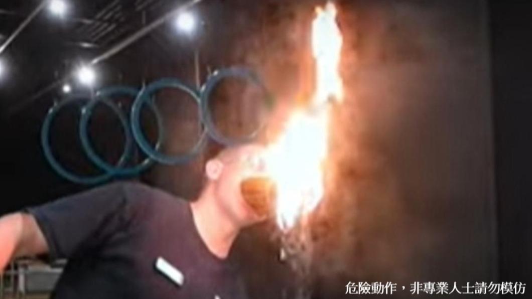 蠟燭點燃後，大衛的嘴巴前立刻竄起熊熊烈火，蠟油也猛滴，讓人捏一把冷汗。（圖／翻攝自）