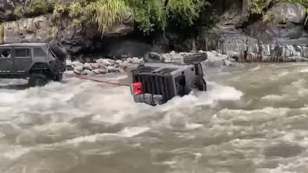 翻車影片曝光遭網友譏笑。(圖/翻攝自臉書社團爆廢公社公開版)