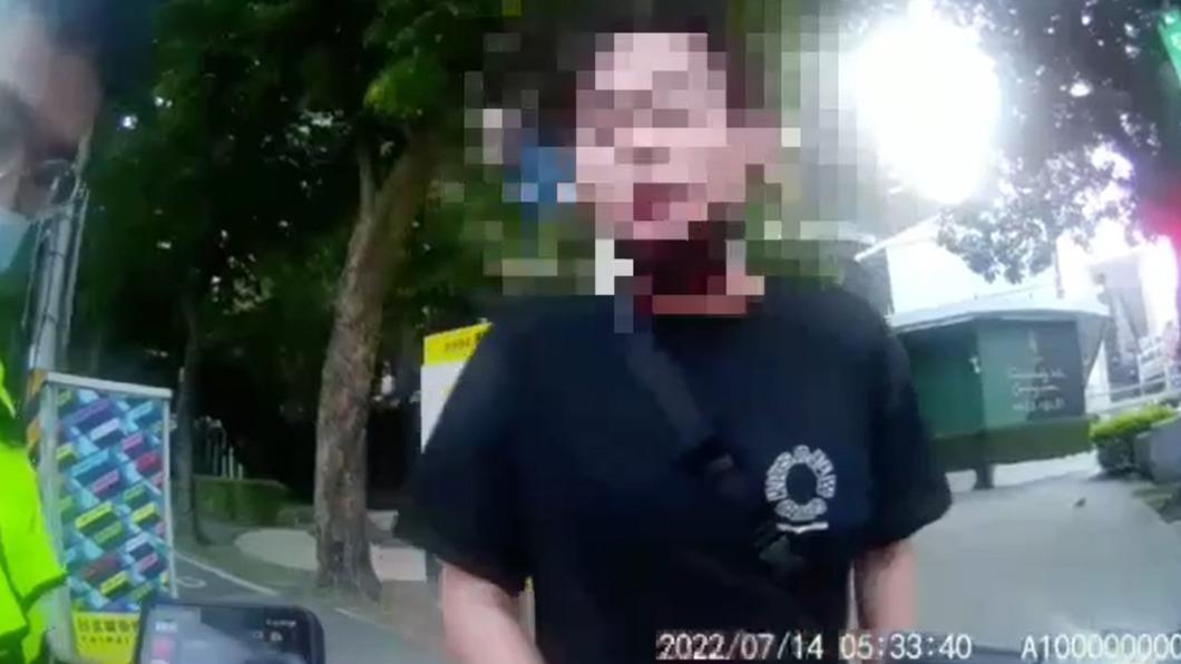 警方將滿臉通紅的曾男攔下盤查。（圖／TVBS）