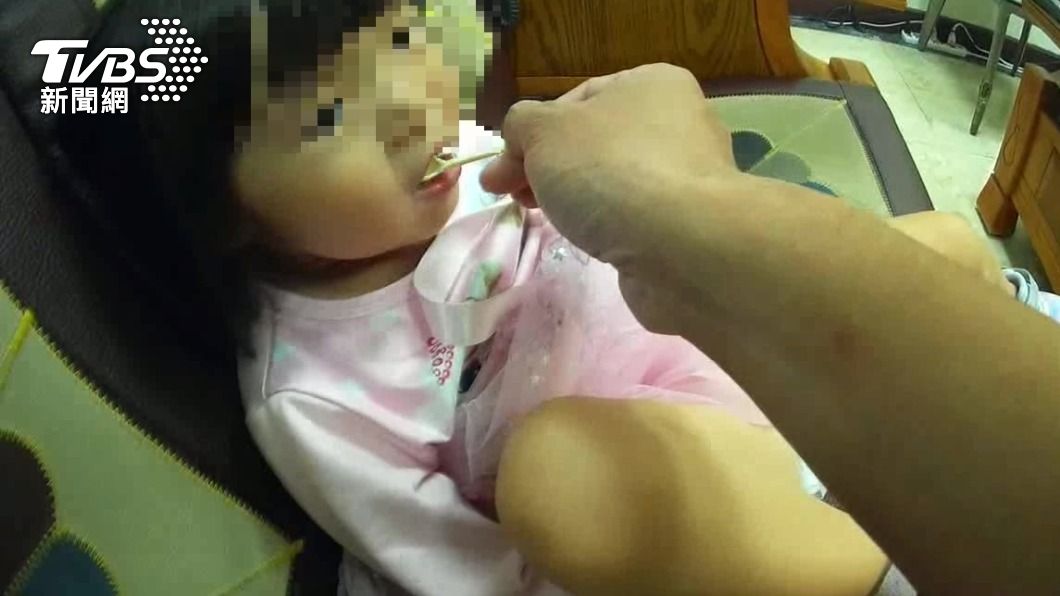 餵妳吃、陪妳看！3歲女童睡醒找嘸爸媽走失　暖警充當一日保母