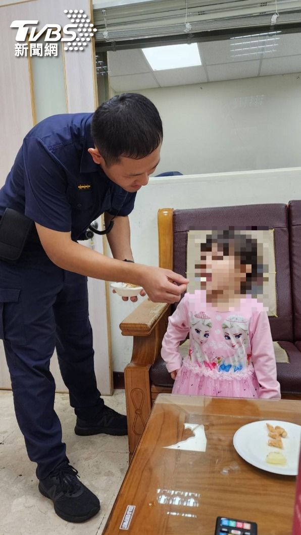 員警協助安撫女童情緒。(圖/TVBS)