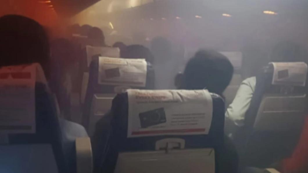 飛機半空中機艙突「濃煙密布」 空服竟回:替自己祈禱吧