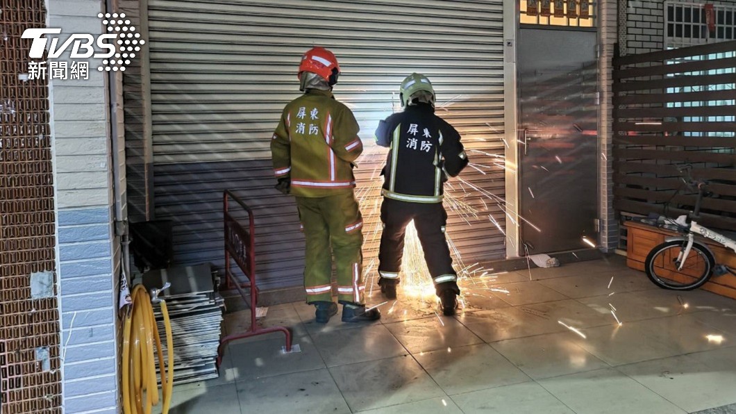 警消人員到場欲破門時發現民宅3樓出現火勢。(圖/TVBS)