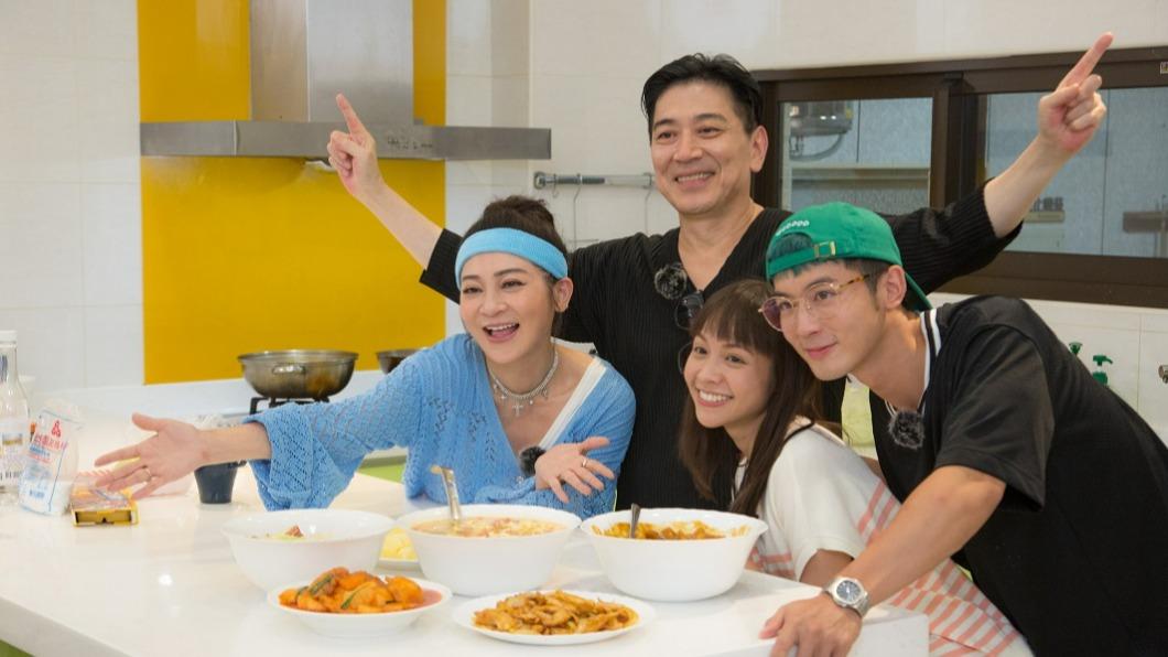 高捷（左二）在節目中煮一桌菜給王彩樺、黃姵嘉、小樂一起吃。（圖／東森提供）