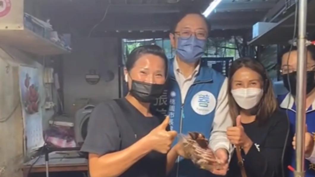 張善政(左二)與立委高金素梅(左三)掃街拜票。(圖/翻攝自張善政臉書)