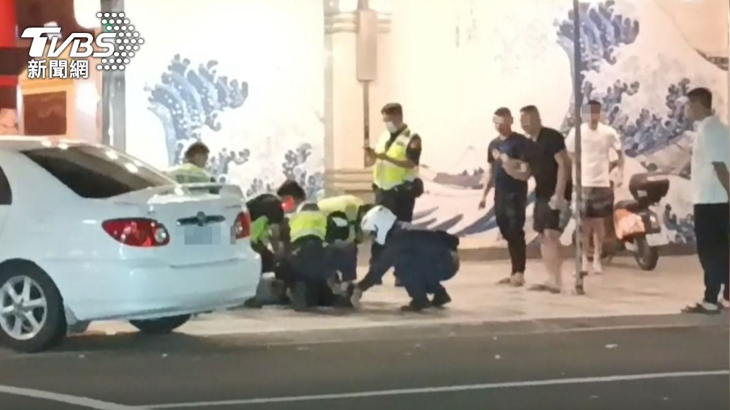 塑膠的友情?酒客醉後辱警被壓制 同行友嘻笑錄影