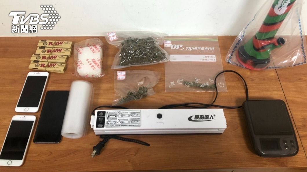 警方在胡男住家搜出大麻。(圖/TVBS)