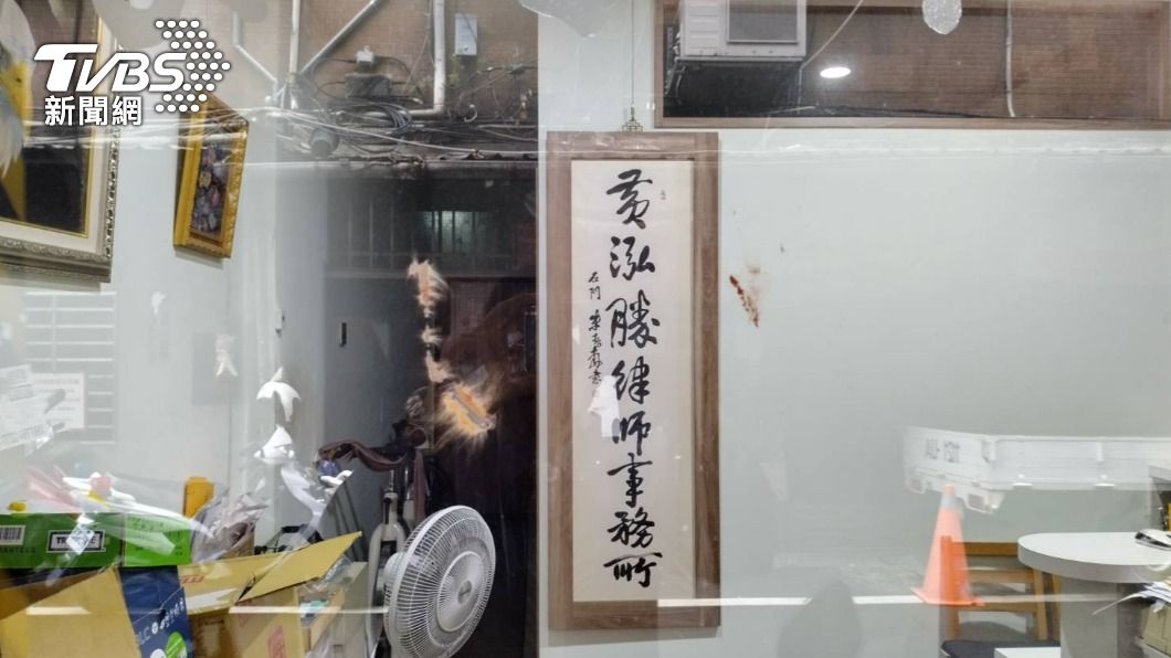 強化玻璃上有毀損痕跡未破裂。（圖／TVBS）