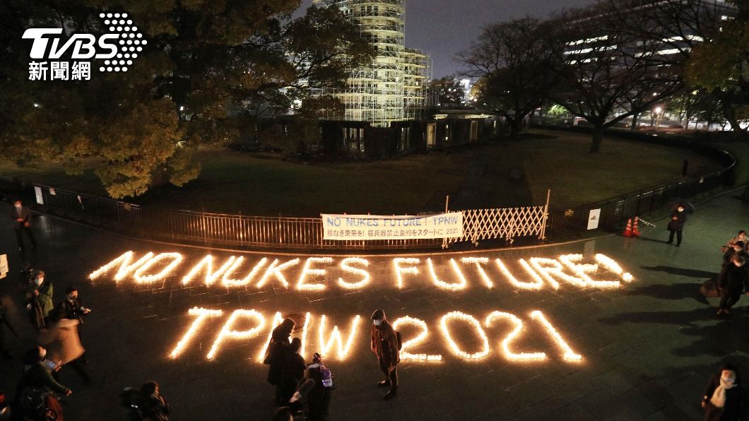 在廣島和平紀念公園,民眾點亮蠟燭慶祝《禁止核武器條約》於2021年生效。(圖/達志影像美聯社)