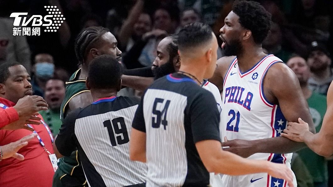 開幕戰就打架!NBA聰明哥「躺地偷拉腳」 絆倒恩比德又贏球