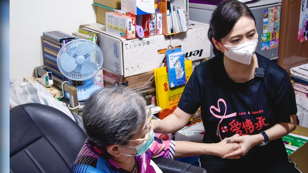 翁虹返台後探視長輩。(圖/台灣優質生命協會提供)