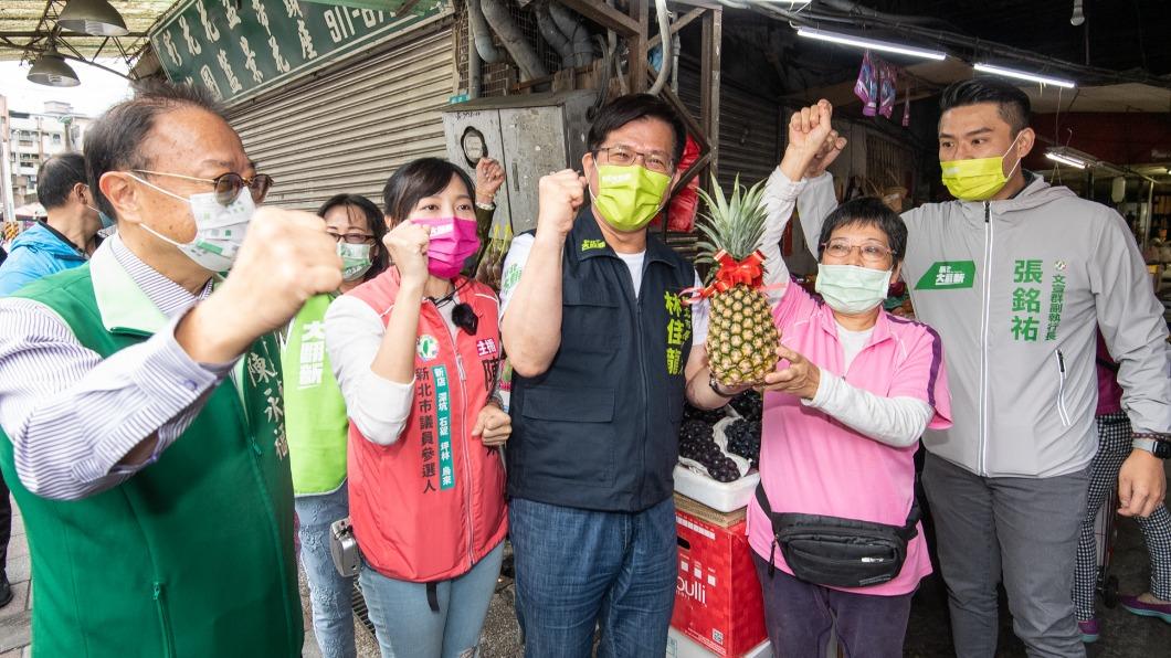 民進黨新北市長候選人林佳龍今赴新店建國、仁愛市場掃街拜票,獲得民眾熱情歡迎。(圖/林佳龍競辦提供)