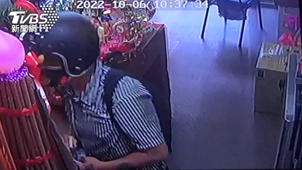 陳男行竊過程全被監視器拍下。（圖／TVBS）