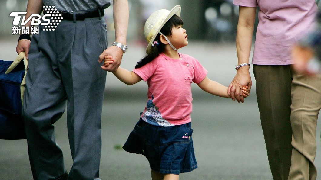 岸田政府宣布,將向家中有0至2歲幼兒的家庭發放價值10萬日圓的「育兒優惠券」。(圖/達志影像美聯社)