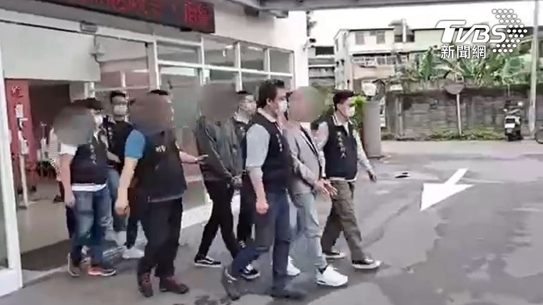 李姓男子與4名幫眾被警方送辦。(圖/TVBS)