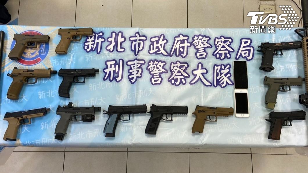 警方查扣多把槍枝。(圖/TVBS)