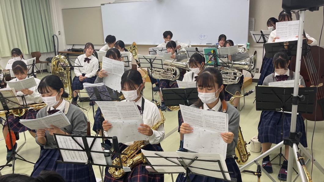 日本橘高校學生們已經為下一次演出開始練習準備。（圖／翻攝自日台交流協會臉書）
