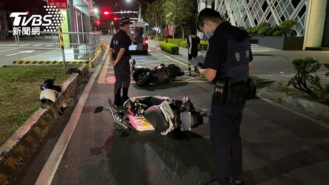 刷一排機車！她騎錯車道自撞分隔島　6車3人全倒