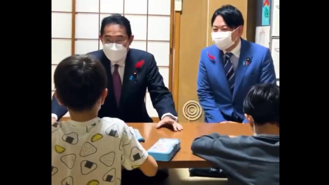 網友指出岸田的手指敲擊桌面,讓人感到不舒服。(圖/翻攝自kishida230推特)