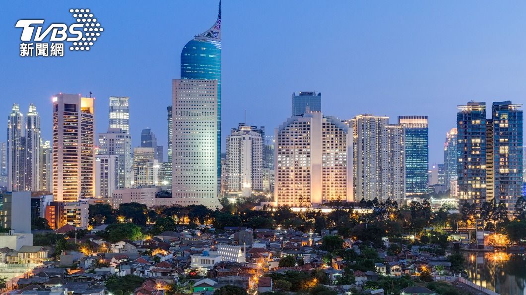 擁有1千萬人口的印尼首都雅加達(Jakarta),長期飽受交通雍塞、洪水、空汙等問題所苦。(示意圖/shutterstock 達志影像)
