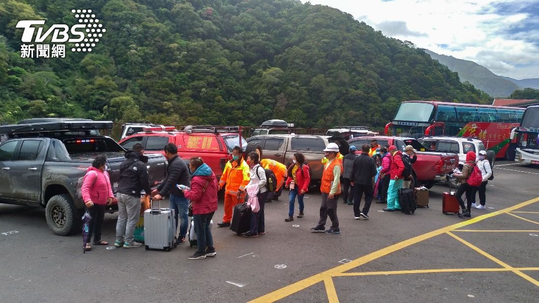 台7線北橫公路搶通 受困旅客187人下山