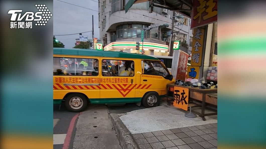 樹林驚傳娃娃車失控撞上店面。（圖／TVBS）