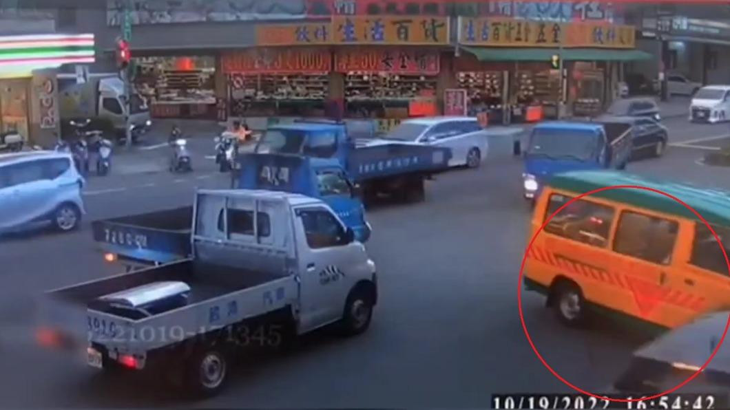 娃娃車左轉時遭對向來車撞上車頭。（圖／民眾提供）