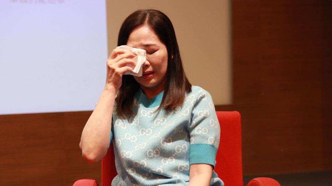女星見龍劭華身影哭到「假睫毛掉光」 息影7年近況曝光