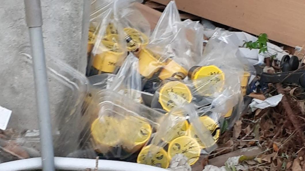 全都沒拆!路上驚見一大袋「廖老大」…網怒轟:浪費食物