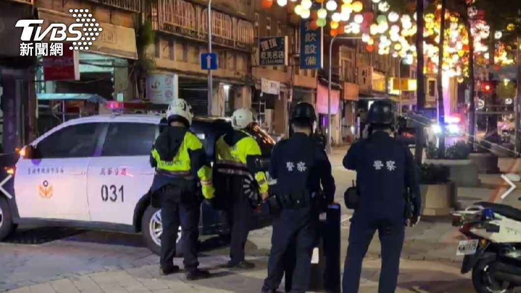 警方與嫌犯正在對峙。（圖／TVBS）