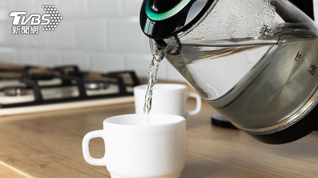 女子自己帶的水也有異味。（示意圖／shutterstock達志影像）