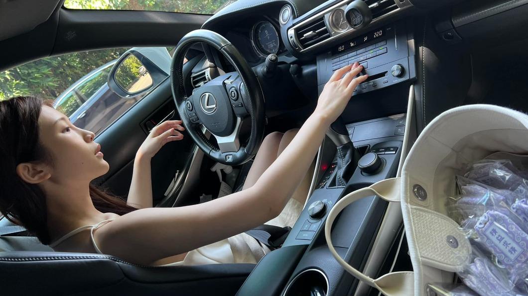 露點寫真遭翻拍!雞排妹怒貼「開車照」 喊話:別上錯車
