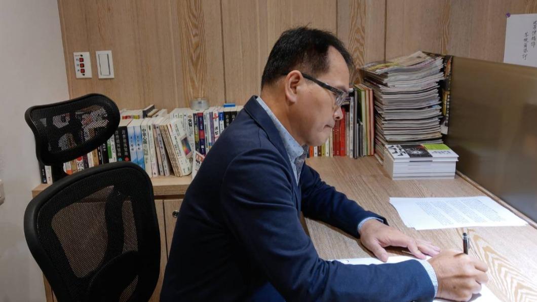 鄭弘儀感嘆，政治人物失去權勢後，心情會非常落寞。（圖／翻攝自鄭弘儀臉書）