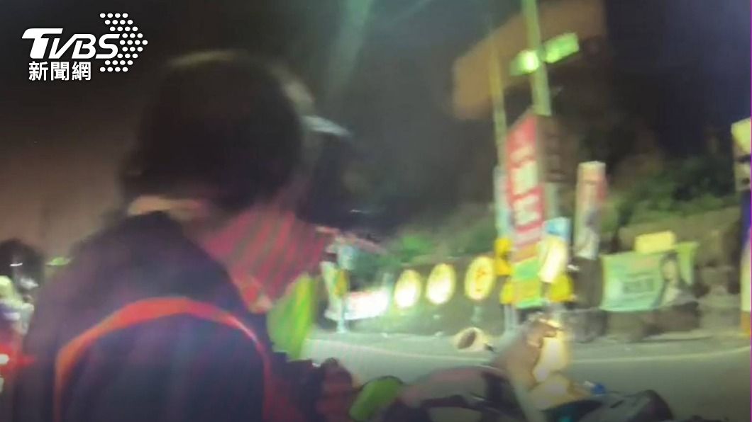 劉男竟然親了員警的臉頰。(圖/TVBS)