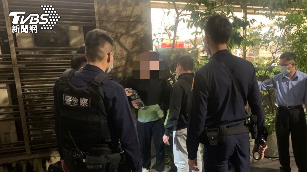 連男犯案後逃逸，遭警方循線逮捕。（圖／TVBS）