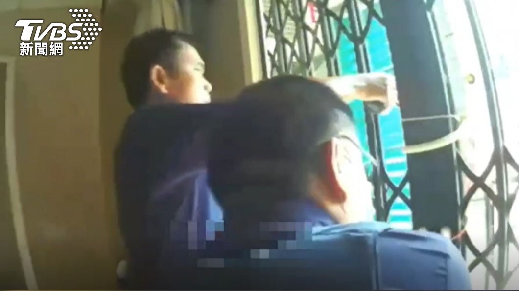 警方入內噴辣椒水、發射電擊槍。(圖/TVBS)