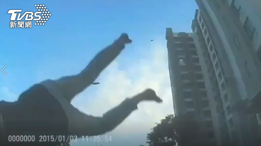 陳女遭撞飛。(圖/TVBS)
