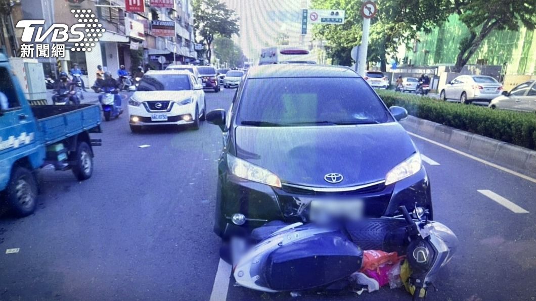 機車遭拖行。(圖/TVBS)