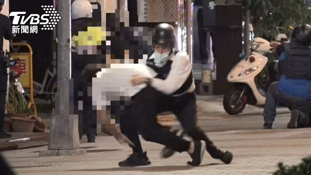 偵查隊長上前護住人質。（圖／TVBS）