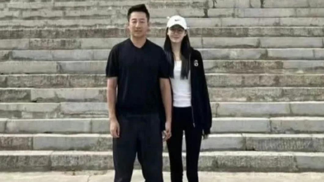 汪小菲牽手張穎穎正面照曝光,疑似正式官宣戀情。(圖/翻攝自微博)