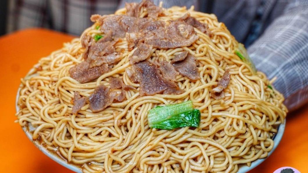 巨無霸羊肉炒麵的分量驚人，價錢更是便宜佛心。（圖／痴吃的玩提供）