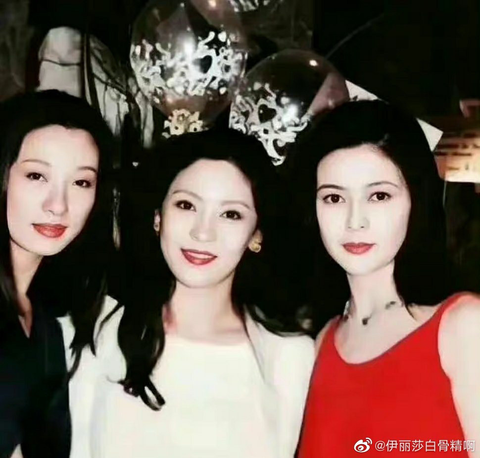 女星「向太」陳嵐(中)昔日美照曝光。(圖/翻攝微博)