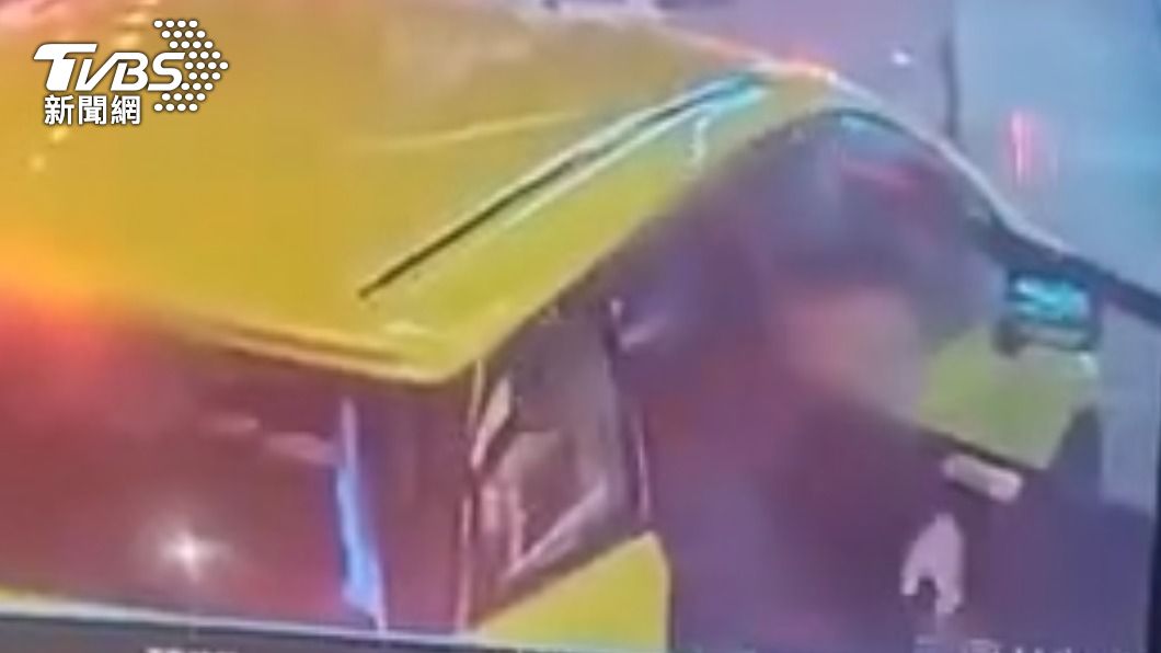 槍手搭乘計程車到青山宮附近。(圖/TVBS)