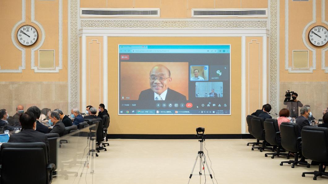行政院長蘇貞昌因確診,以視訊方式主持行政院院會。(圖/政院提供)