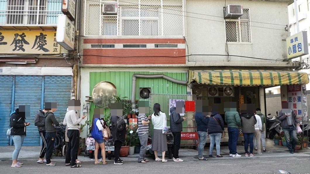 每次出爐都是限量的，不管內用還是外帶都是要一起排隊。（圖／跟著踢小米吃喝玩樂趣提供） 