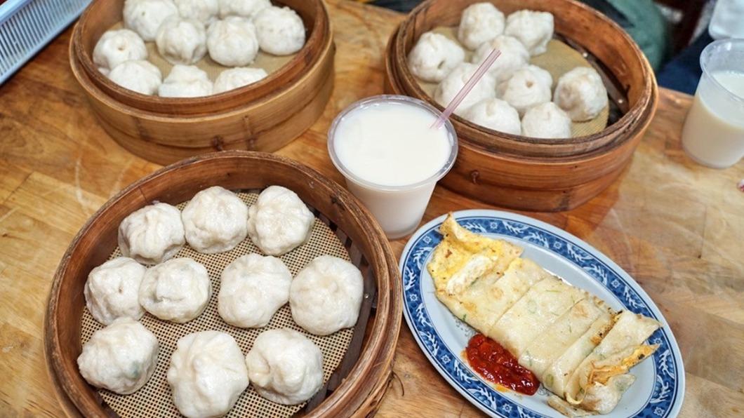 店家販售的品項很簡單，只有小籠包、蛋餅跟豆漿。（圖／跟著踢小米吃喝玩樂趣提供）