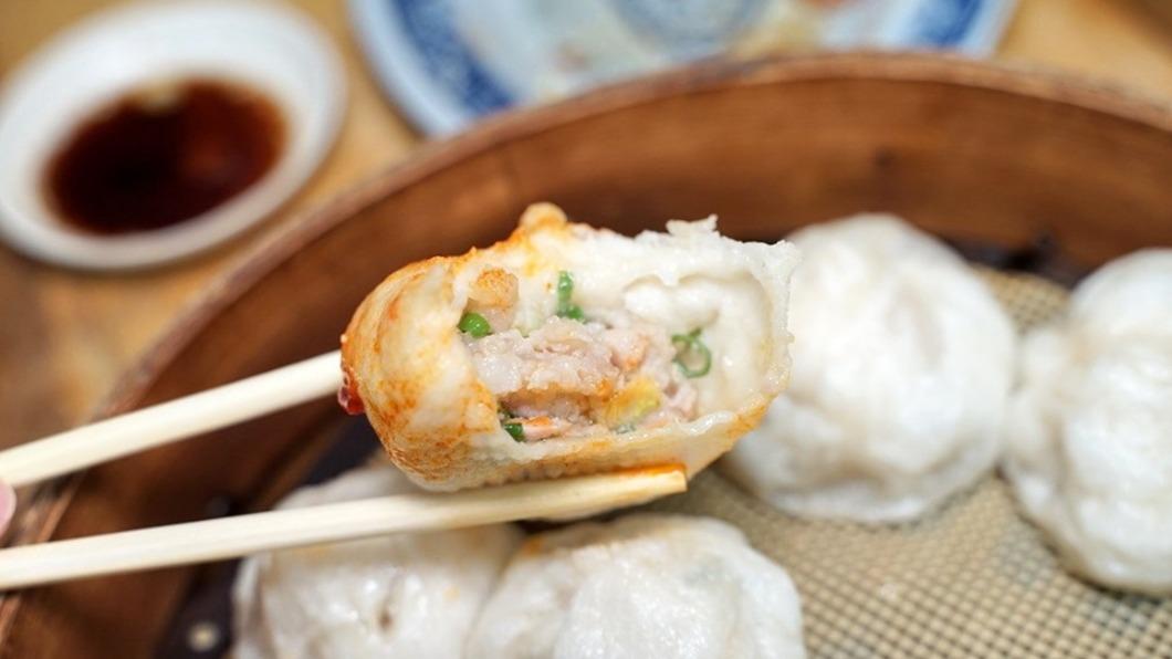 小籠包的鮮肉內餡新鮮又鮮甜，一咬下去是吃得到肉汁的。（圖／跟著踢小米吃喝玩樂趣提供）