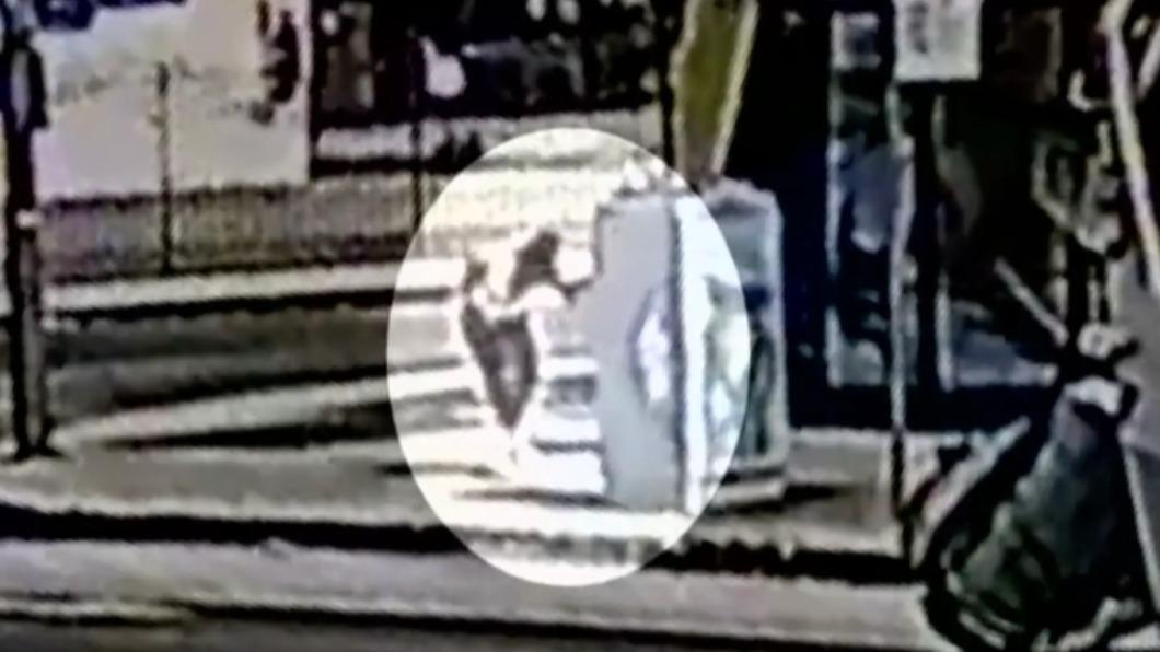 30歲無業男性遊民喬納森持「10公分」長的園藝剪刀,往凱莉後腦勺猛刺。(圖/翻攝自《紐約郵報》)