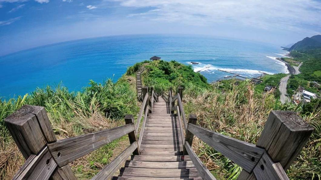 「豐濱鄉最美」海景步道，不用走太久就能將廣闊的海景盡收眼底。（圖／《達人滿分，週休二日帶你輕鬆走跳宜花東》提供）